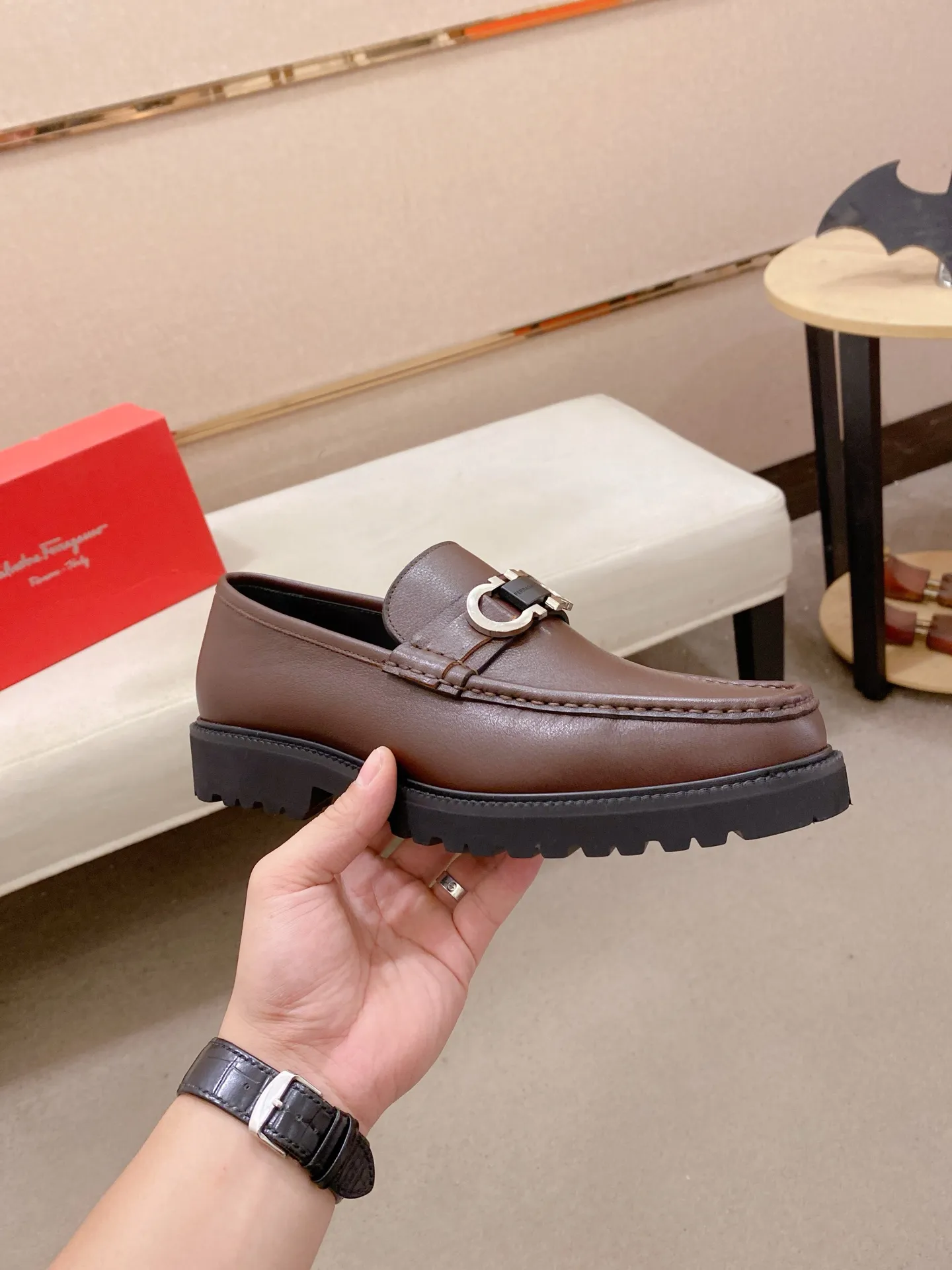 Men's shoes💰: 560💰 High version Ferragamo quality! 🆕🆕Exclusive hot-selling products in stock🔥🔥New products on the shelves, high-quality shoes, high-end driving shoes, with complete packaging! 💪 💪 Material: imported patented cowhide 🐂 + imported high-quality water-dyed cowhide lining + wear-resistant outsole 👍🏻👍🏻 Features: high-end and comfortable, purely handmade 🚀 🚀 Create the perfect shoes that suit you best 🔥 🔥 Size: (38-44) Can be customized 45 non-returnable!